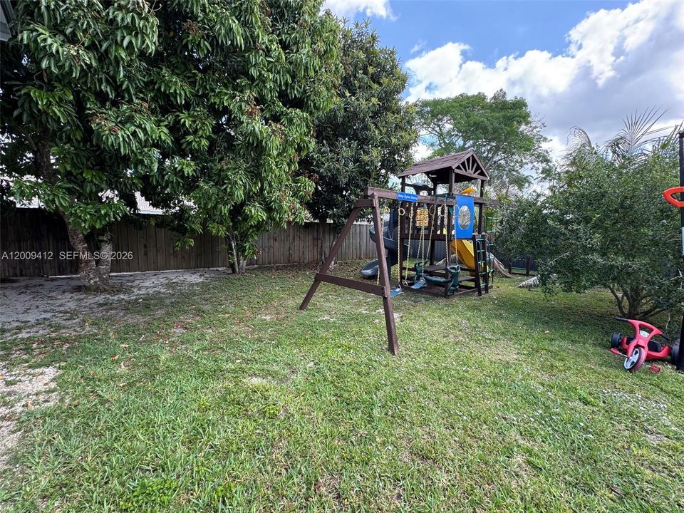 Activo con contrato: $719,000 (4 camas, 2 baños, 2086 Pies cuadrados)