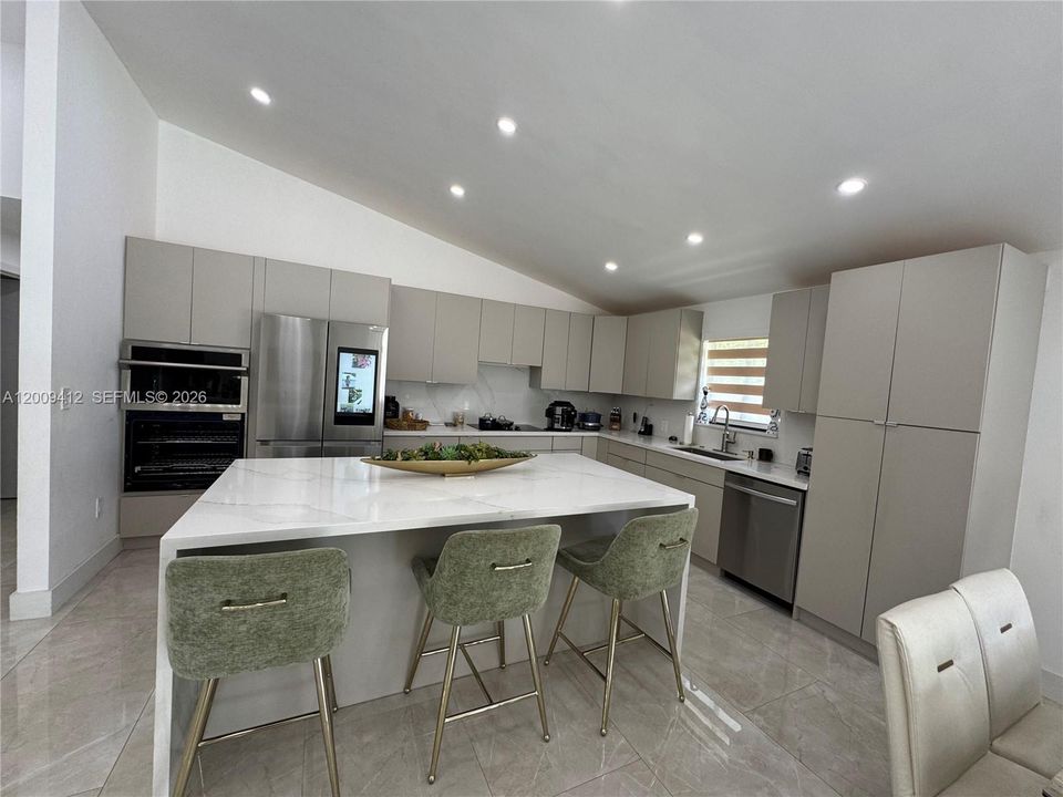 Activo con contrato: $719,000 (4 camas, 2 baños, 2086 Pies cuadrados)