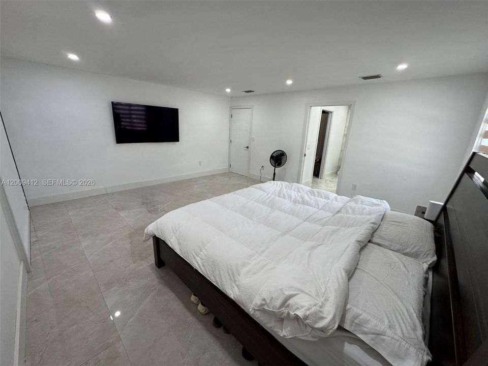 Activo con contrato: $719,000 (4 camas, 2 baños, 2086 Pies cuadrados)
