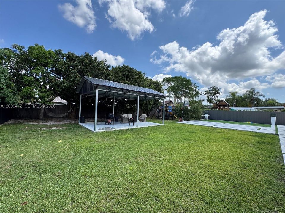 Activo con contrato: $719,000 (4 camas, 2 baños, 2086 Pies cuadrados)