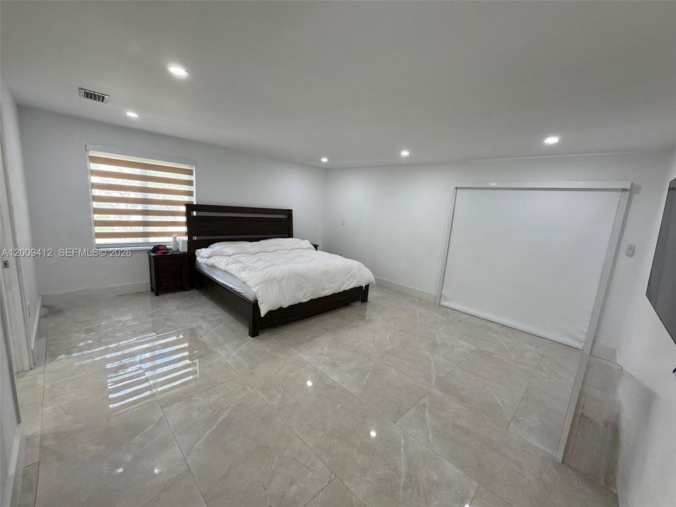 Activo con contrato: $719,000 (4 camas, 2 baños, 2086 Pies cuadrados)
