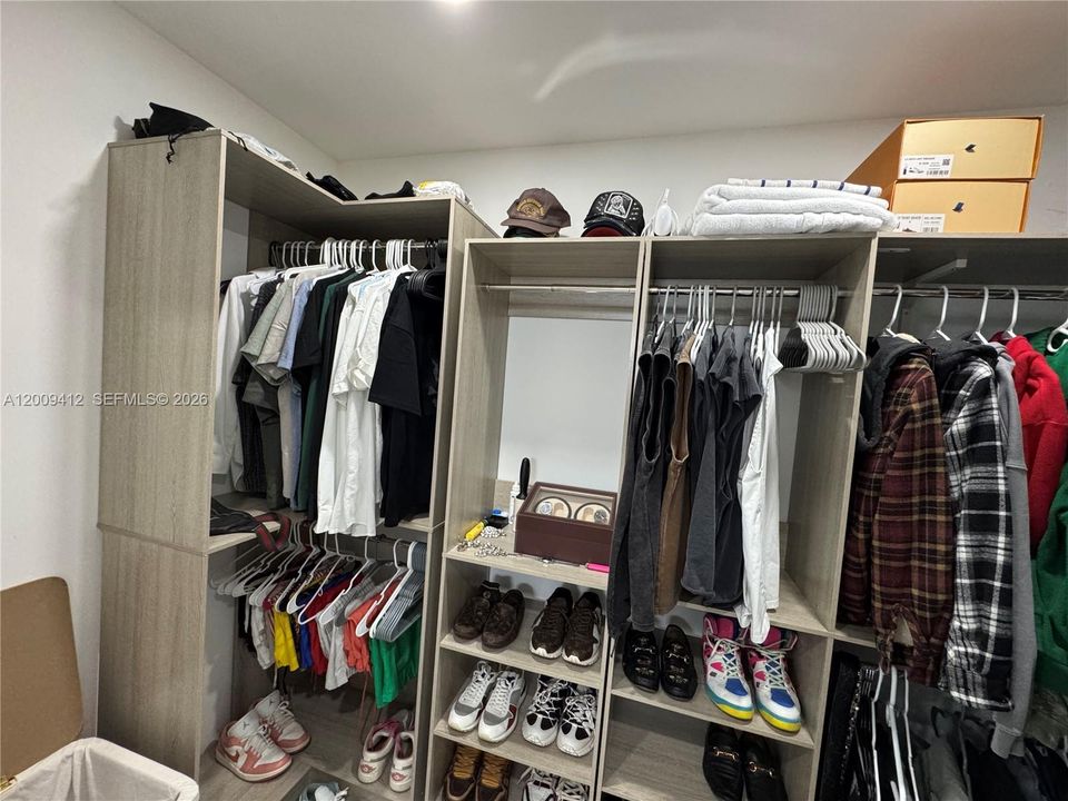 Activo con contrato: $719,000 (4 camas, 2 baños, 2086 Pies cuadrados)