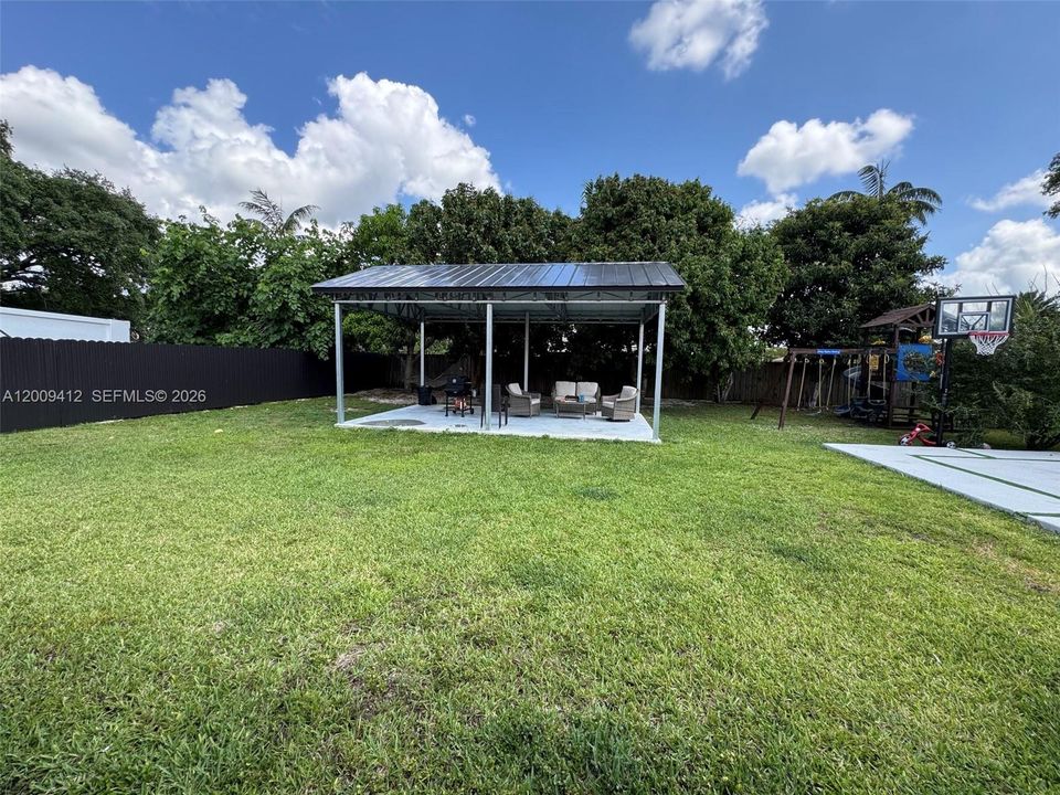 Activo con contrato: $719,000 (4 camas, 2 baños, 2086 Pies cuadrados)