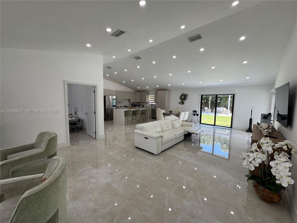 Activo con contrato: $719,000 (4 camas, 2 baños, 2086 Pies cuadrados)
