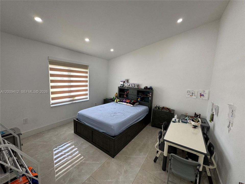 Activo con contrato: $719,000 (4 camas, 2 baños, 2086 Pies cuadrados)
