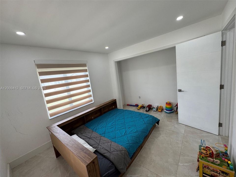Activo con contrato: $719,000 (4 camas, 2 baños, 2086 Pies cuadrados)