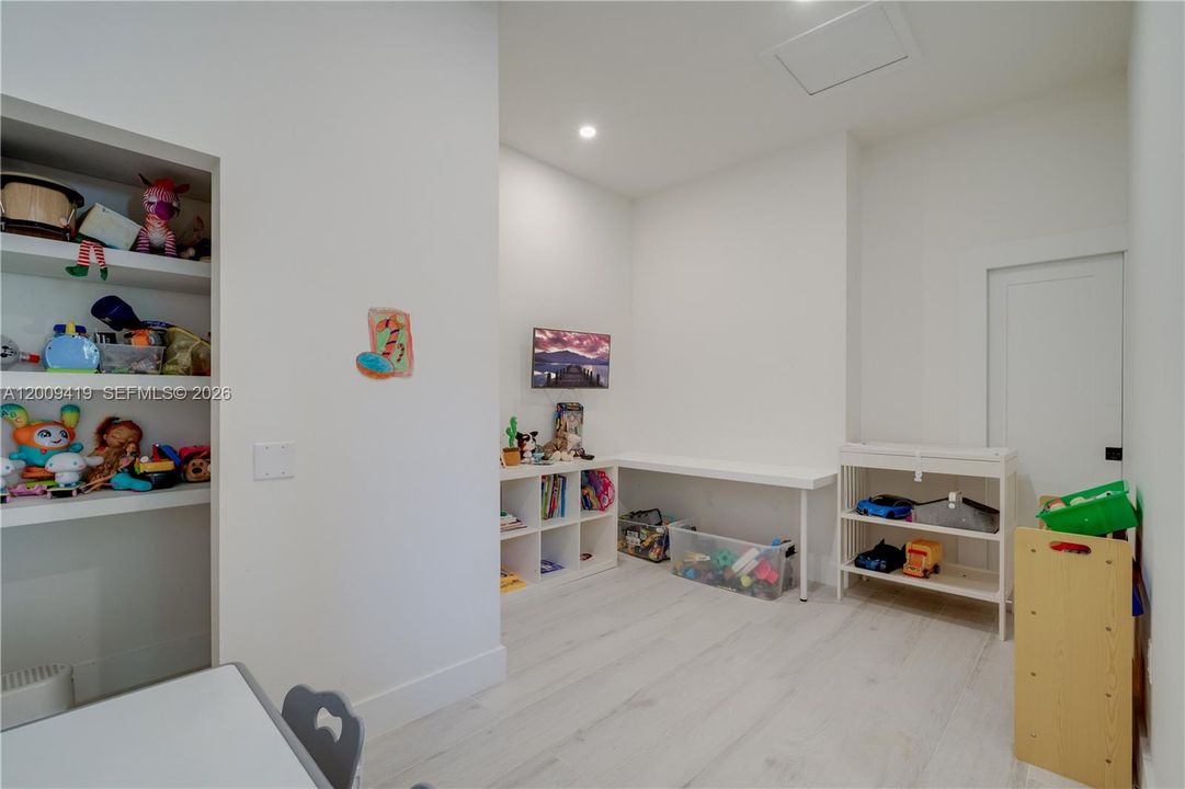 For Rent: $13,000 (6 beds, 4 baths, 3932 Square Feet)