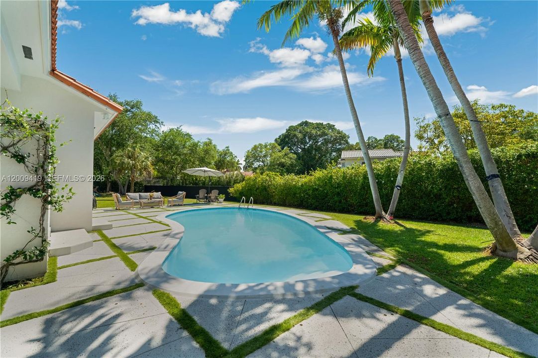 For Rent: $13,000 (6 beds, 4 baths, 3932 Square Feet)