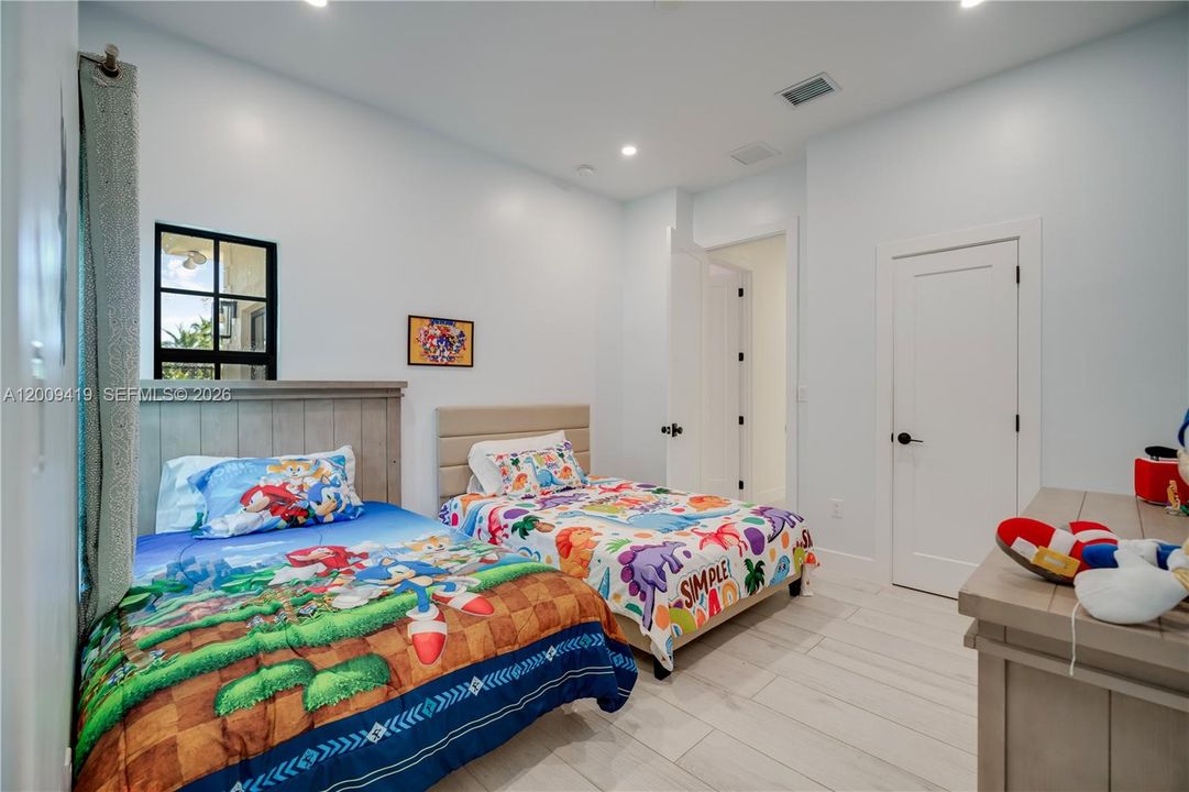 For Rent: $13,000 (6 beds, 4 baths, 3932 Square Feet)