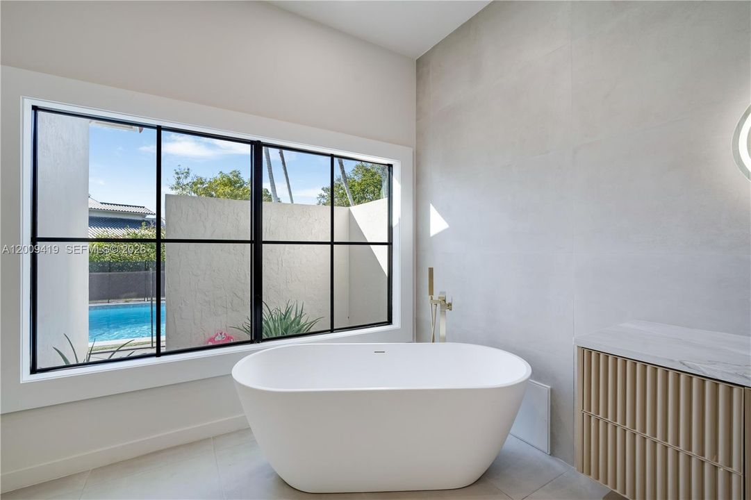 For Rent: $13,000 (6 beds, 4 baths, 3932 Square Feet)