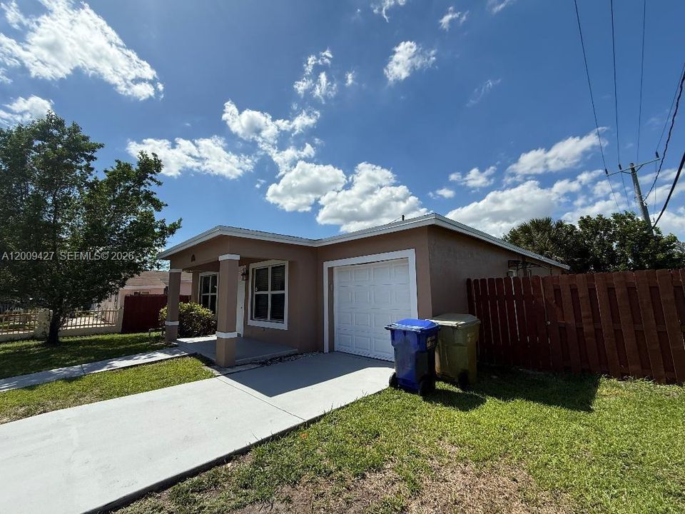 For Rent: $3,250 (3 beds, 2 baths, 1283 Square Feet)