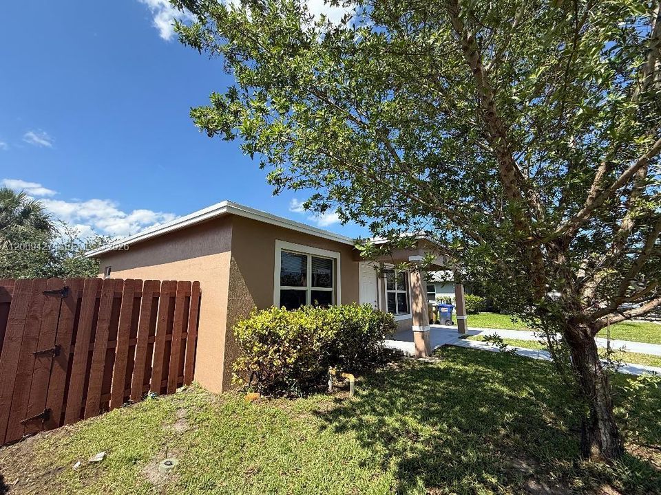For Rent: $3,250 (3 beds, 2 baths, 1283 Square Feet)