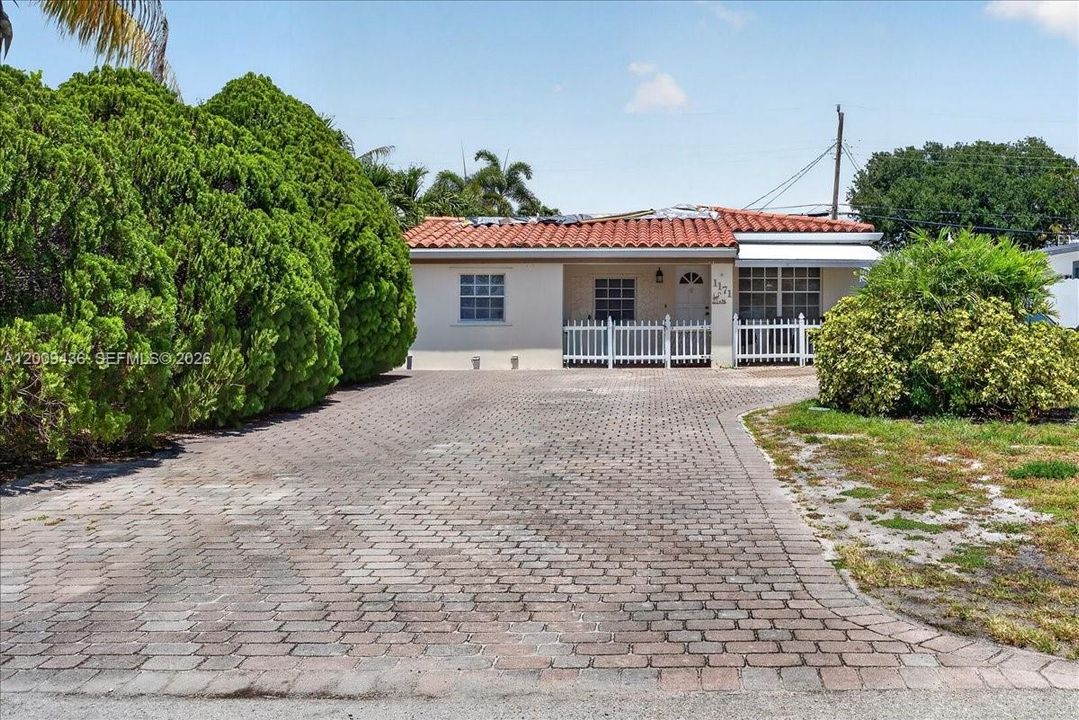 For Sale: $520,000 (4 beds, 2 baths, 1254 Square Feet)