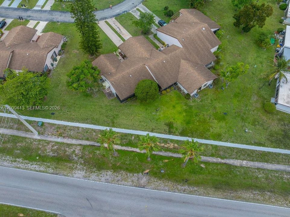 На продажу: $229,000 (2 спален, 2 ванн, 1072 Квадратных фут)