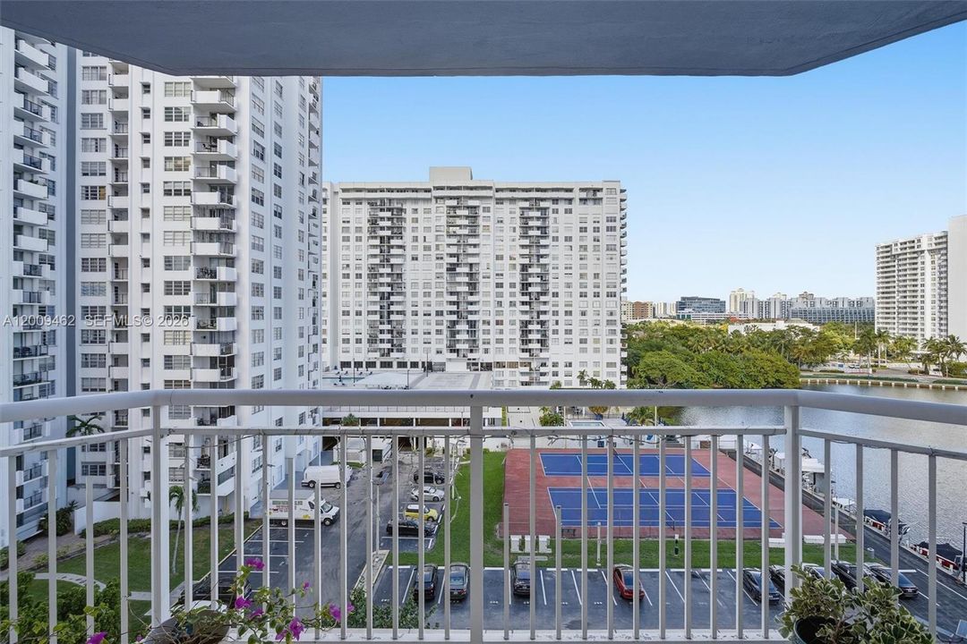 For Sale: $195,000 (2 beds, 2 baths, 1251 Square Feet)
