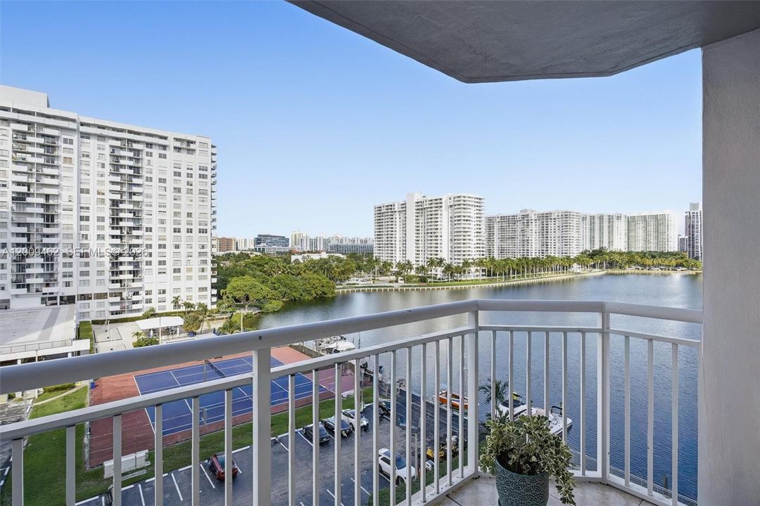 For Sale: $195,000 (2 beds, 2 baths, 1251 Square Feet)