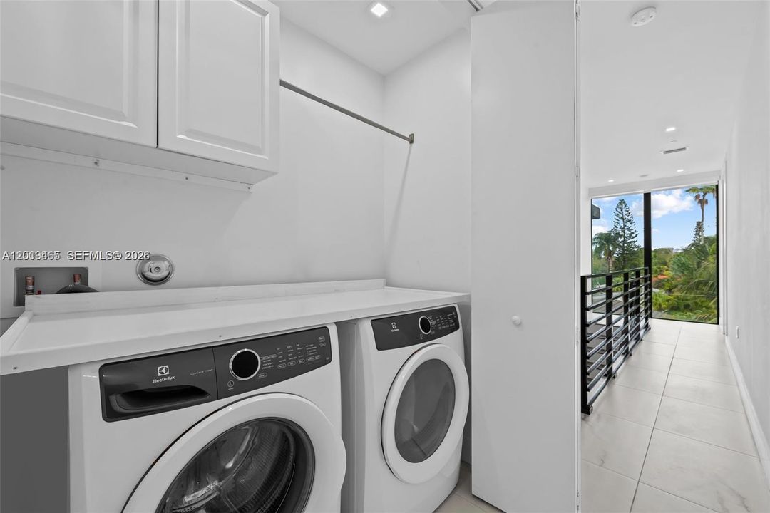 En Venta: $1,019,000 (3 camas, 3 baños, 1988 Pies cuadrados)