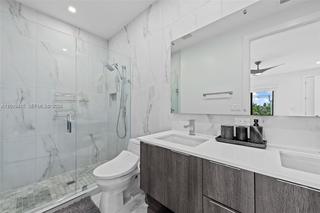 En Venta: $1,019,000 (3 camas, 3 baños, 1988 Pies cuadrados)
