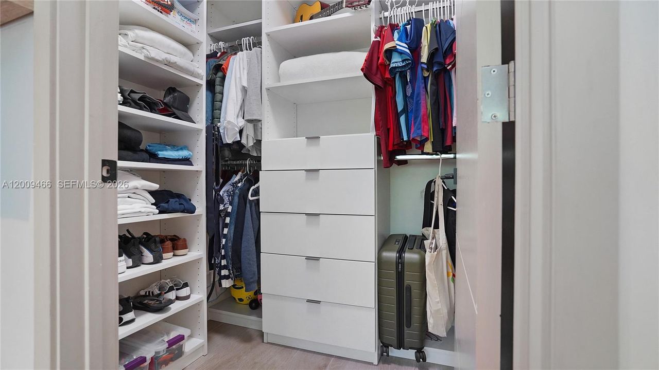 Activo con contrato: $11,000 (3 camas, 2 baños, 2186 Pies cuadrados)