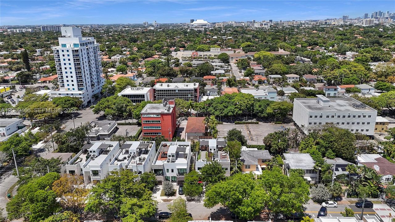 Activo con contrato: $11,000 (3 camas, 2 baños, 2186 Pies cuadrados)