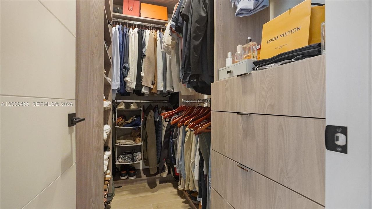 Activo con contrato: $11,000 (3 camas, 2 baños, 2186 Pies cuadrados)