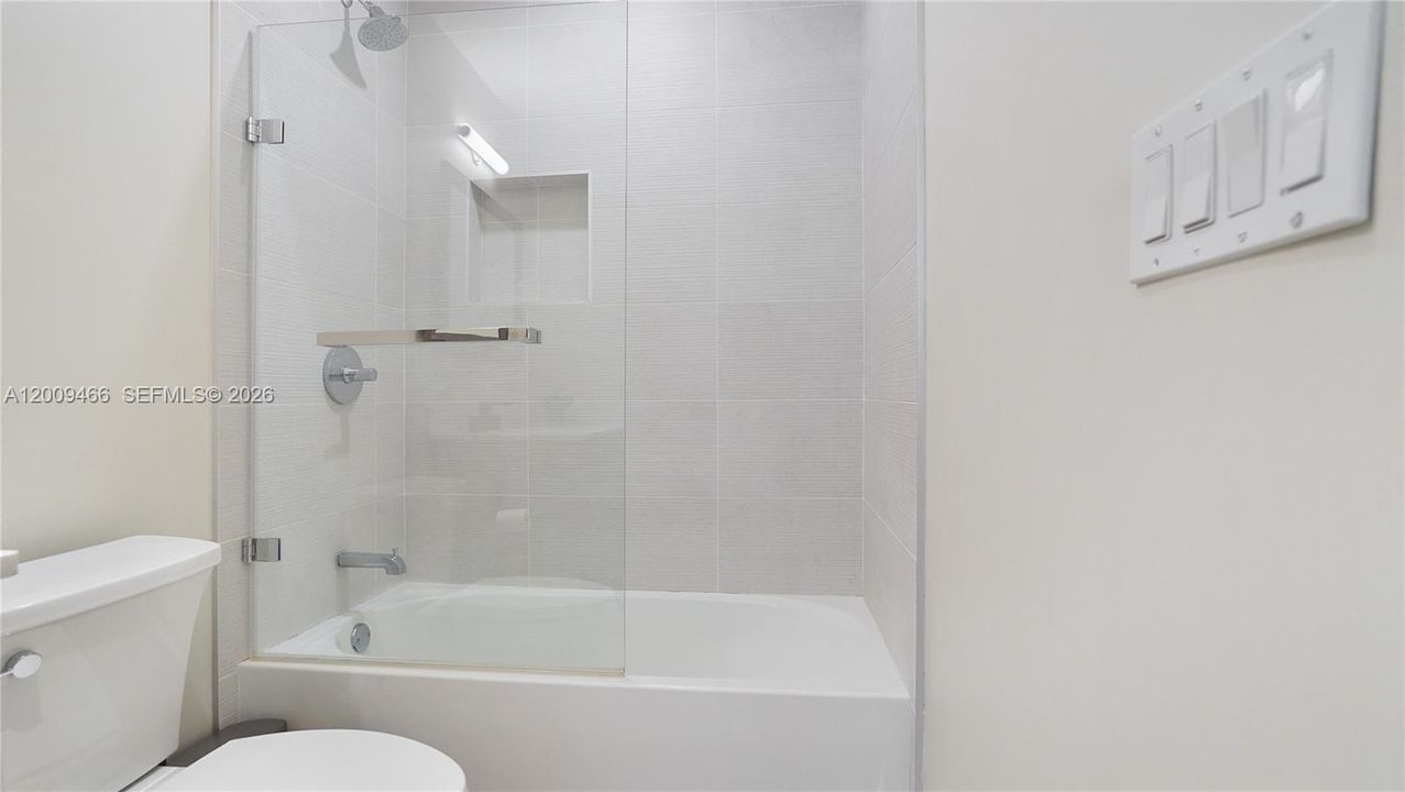 Activo con contrato: $11,000 (3 camas, 2 baños, 2186 Pies cuadrados)