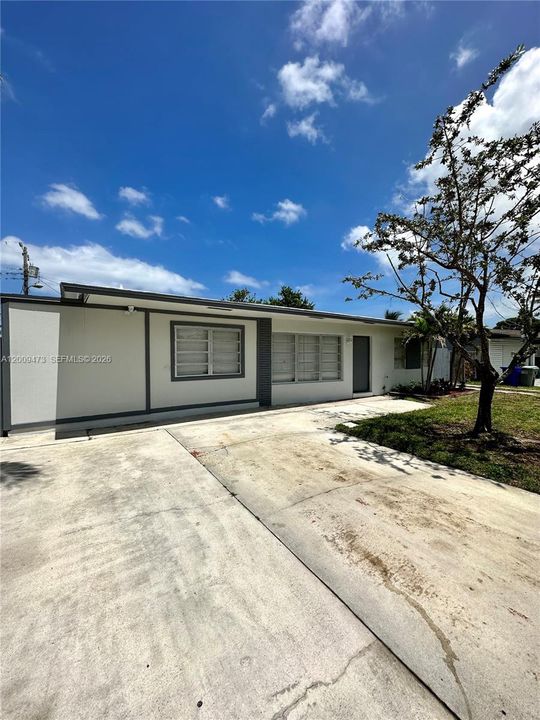 Active With Contract: $3,300 (3 beds, 2 baths, 1123 Square Feet)