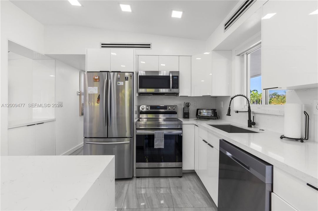 For Sale: $2,200,000 (2 beds, 2 baths, 960 Square Feet)