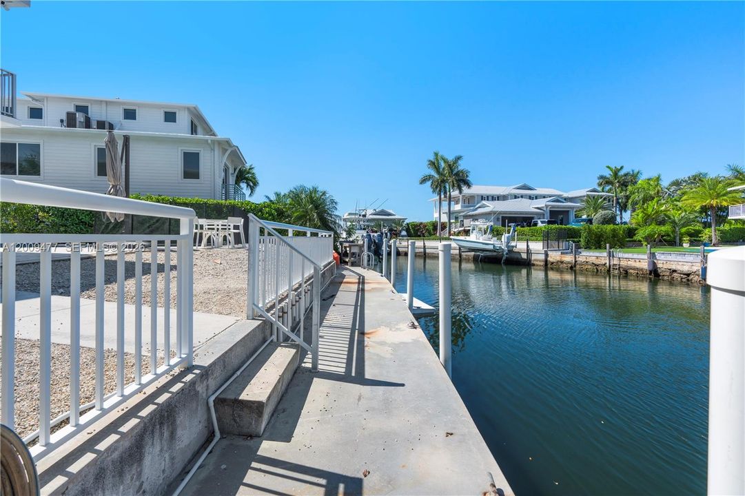 For Sale: $2,200,000 (2 beds, 2 baths, 960 Square Feet)