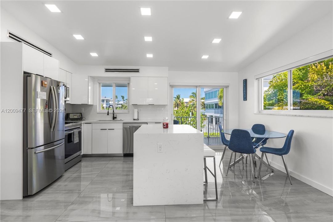 For Sale: $2,200,000 (2 beds, 2 baths, 960 Square Feet)
