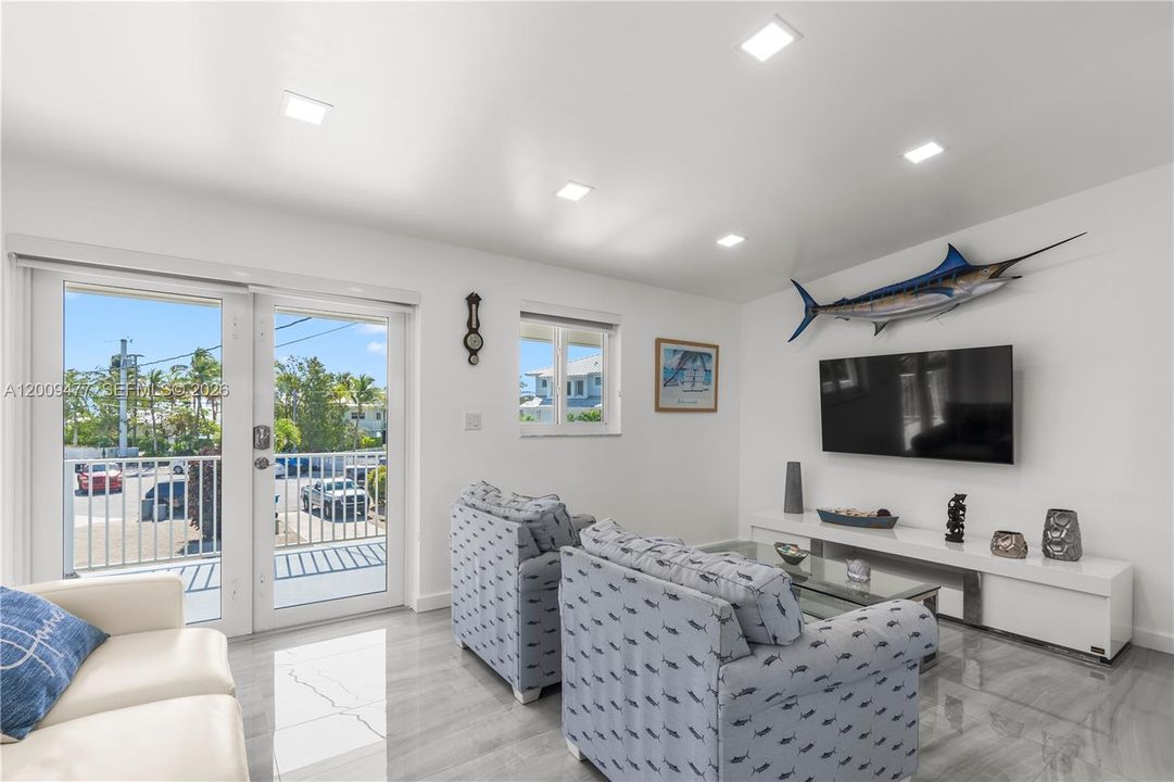 For Sale: $2,200,000 (2 beds, 2 baths, 960 Square Feet)
