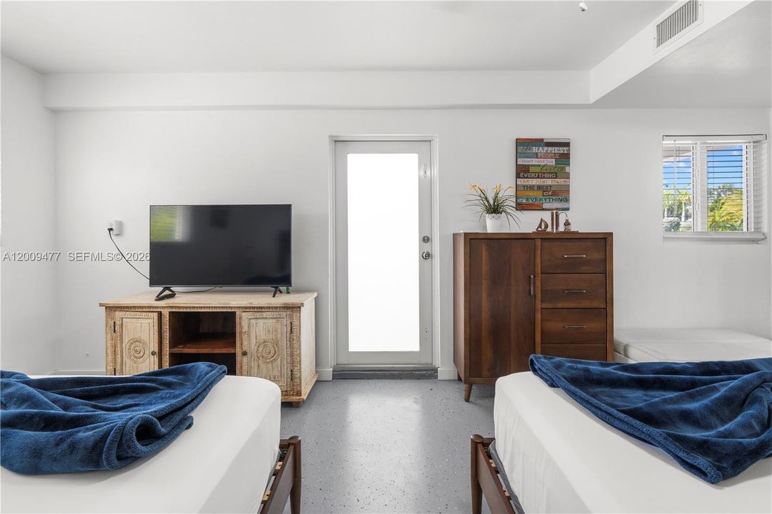 For Sale: $2,200,000 (2 beds, 2 baths, 960 Square Feet)