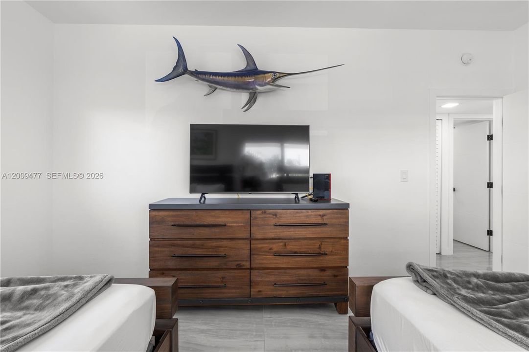 For Sale: $2,200,000 (2 beds, 2 baths, 960 Square Feet)