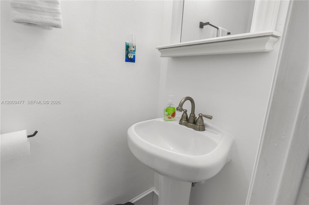 For Sale: $2,200,000 (2 beds, 2 baths, 960 Square Feet)