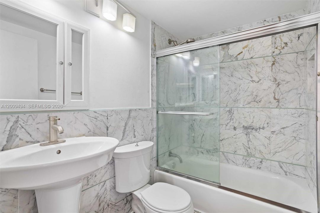 For Sale: $195,000 (2 beds, 2 baths, 900 Square Feet)