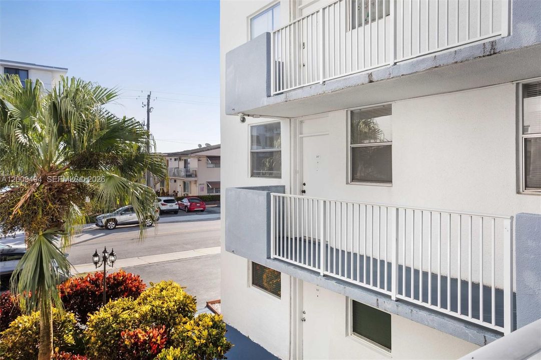 For Sale: $195,000 (2 beds, 2 baths, 900 Square Feet)