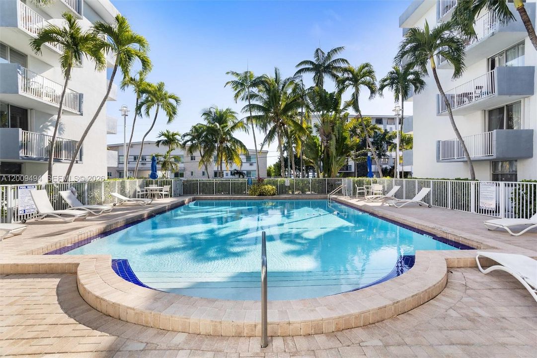 For Sale: $195,000 (2 beds, 2 baths, 900 Square Feet)