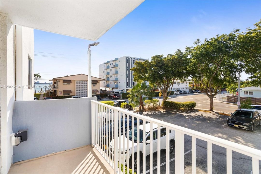 For Sale: $195,000 (2 beds, 2 baths, 900 Square Feet)