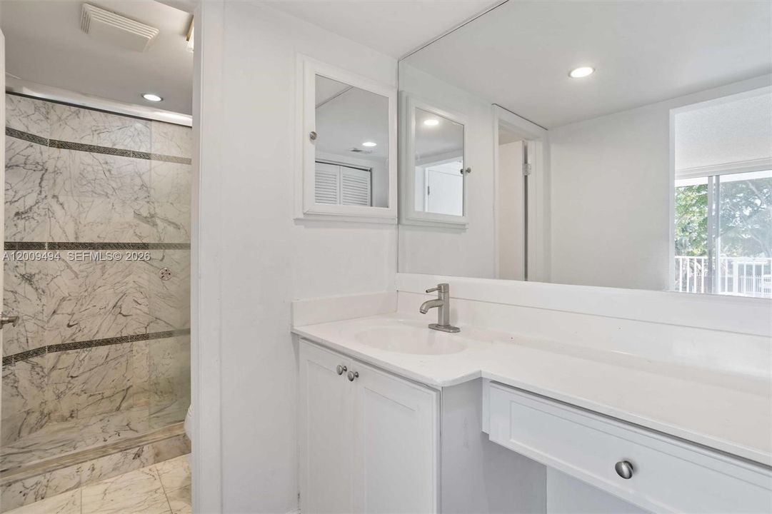 For Sale: $195,000 (2 beds, 2 baths, 900 Square Feet)