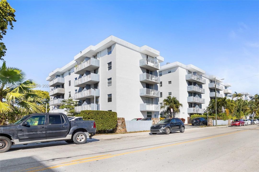 For Sale: $195,000 (2 beds, 2 baths, 900 Square Feet)