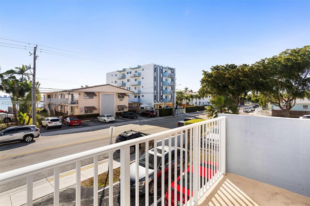 For Sale: $195,000 (2 beds, 2 baths, 900 Square Feet)