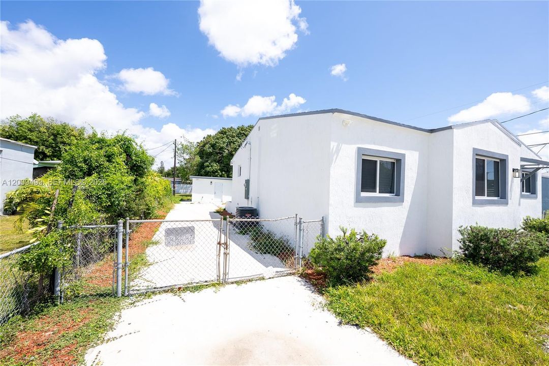 For Rent: $5,700 (3 beds, 2 baths, 1279 Square Feet)
