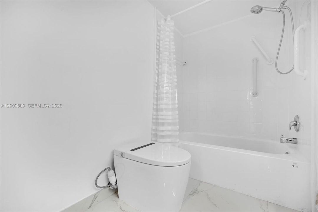 For Sale: $185,000 (1 beds, 1 baths, 887 Square Feet)