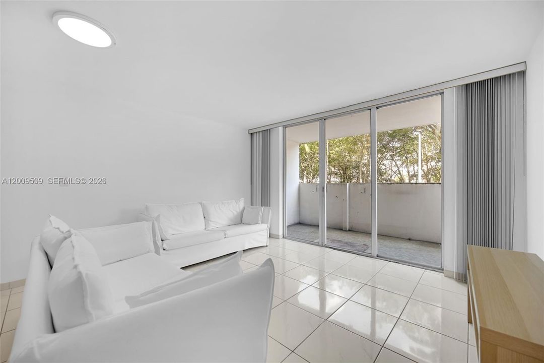 For Sale: $185,000 (1 beds, 1 baths, 887 Square Feet)