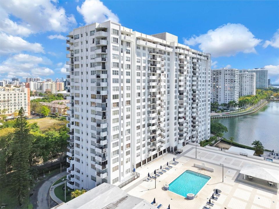 For Sale: $185,000 (1 beds, 1 baths, 887 Square Feet)