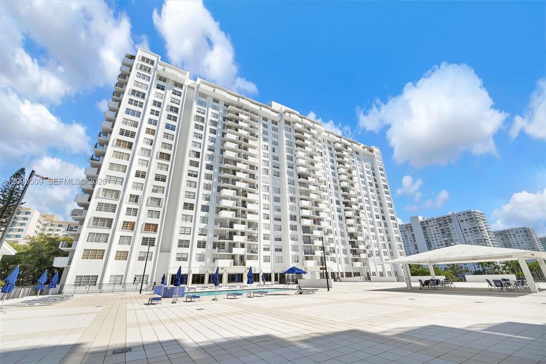 For Sale: $185,000 (1 beds, 1 baths, 887 Square Feet)