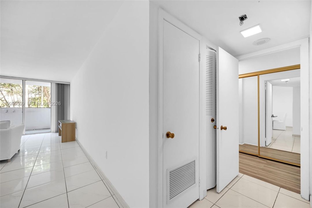 For Sale: $185,000 (1 beds, 1 baths, 887 Square Feet)