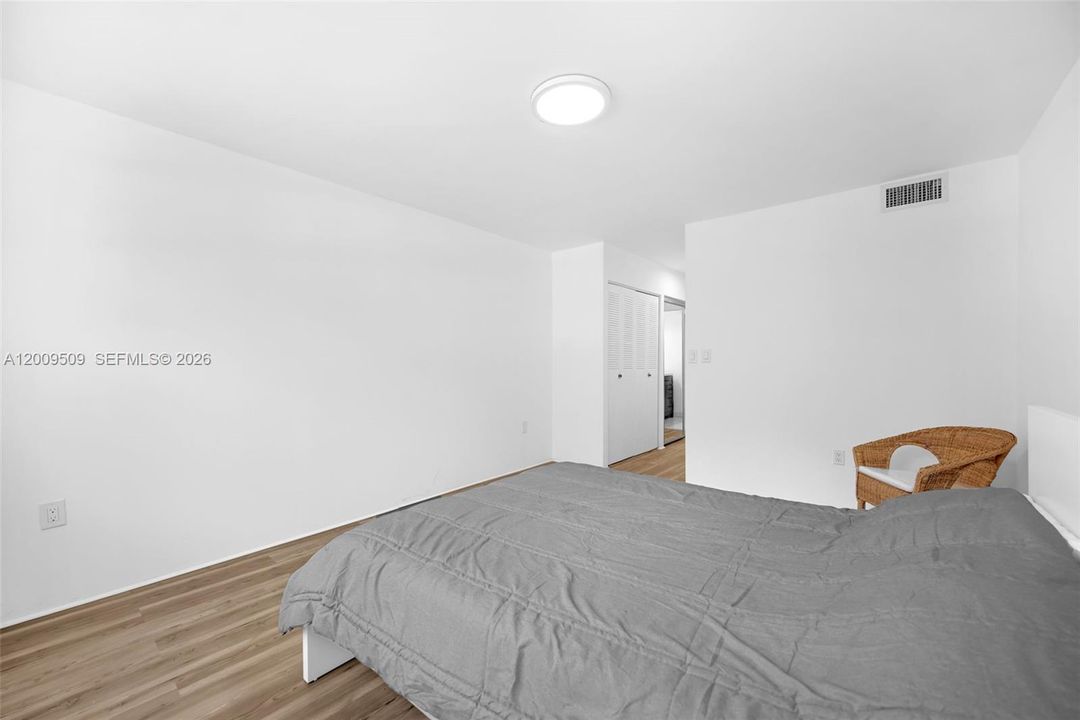 For Sale: $185,000 (1 beds, 1 baths, 887 Square Feet)