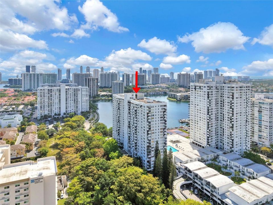 For Sale: $185,000 (1 beds, 1 baths, 887 Square Feet)