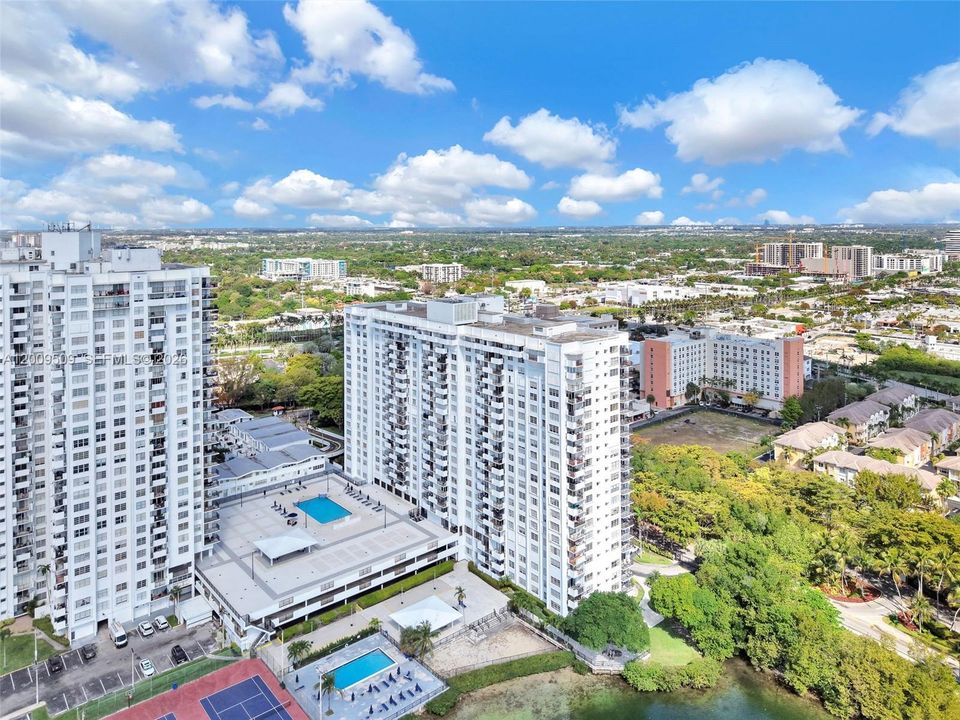 For Sale: $185,000 (1 beds, 1 baths, 887 Square Feet)